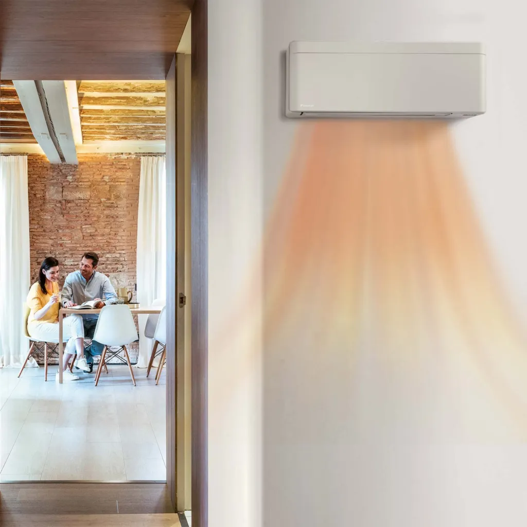 Daikin Stylish Wandgerät beim Heizen, warme Luft strömt in den Wohnraum